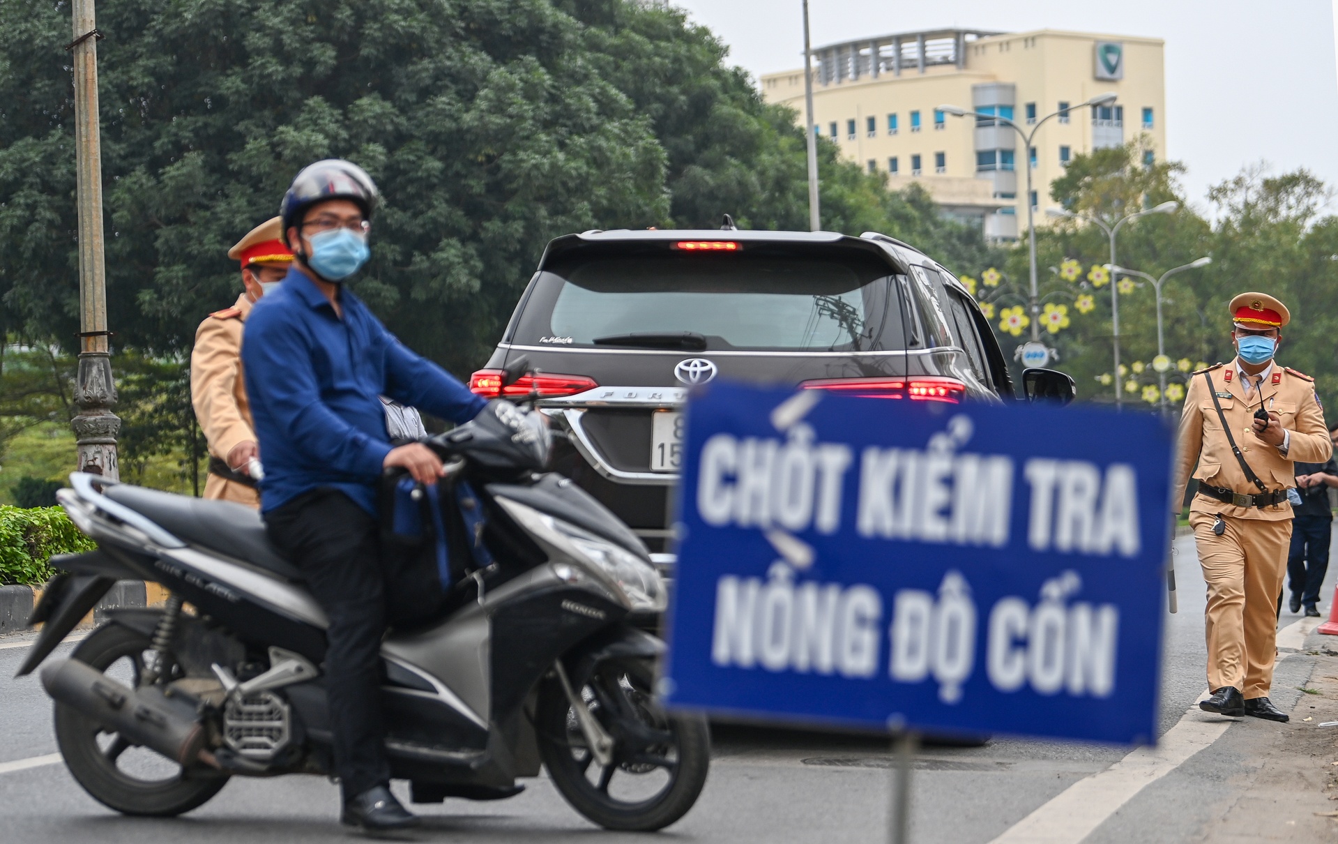 Ra quan nong do con anh 6