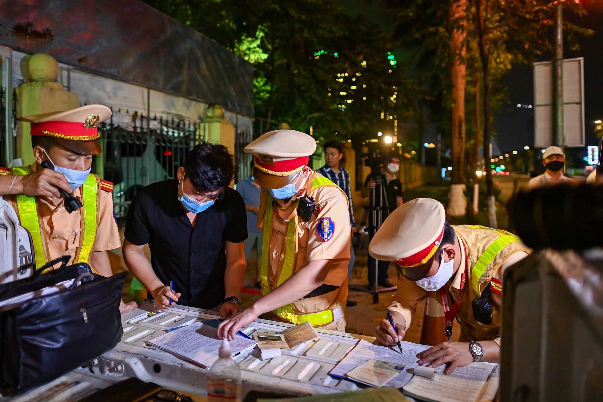 Loi dung phat nguoi anh 1