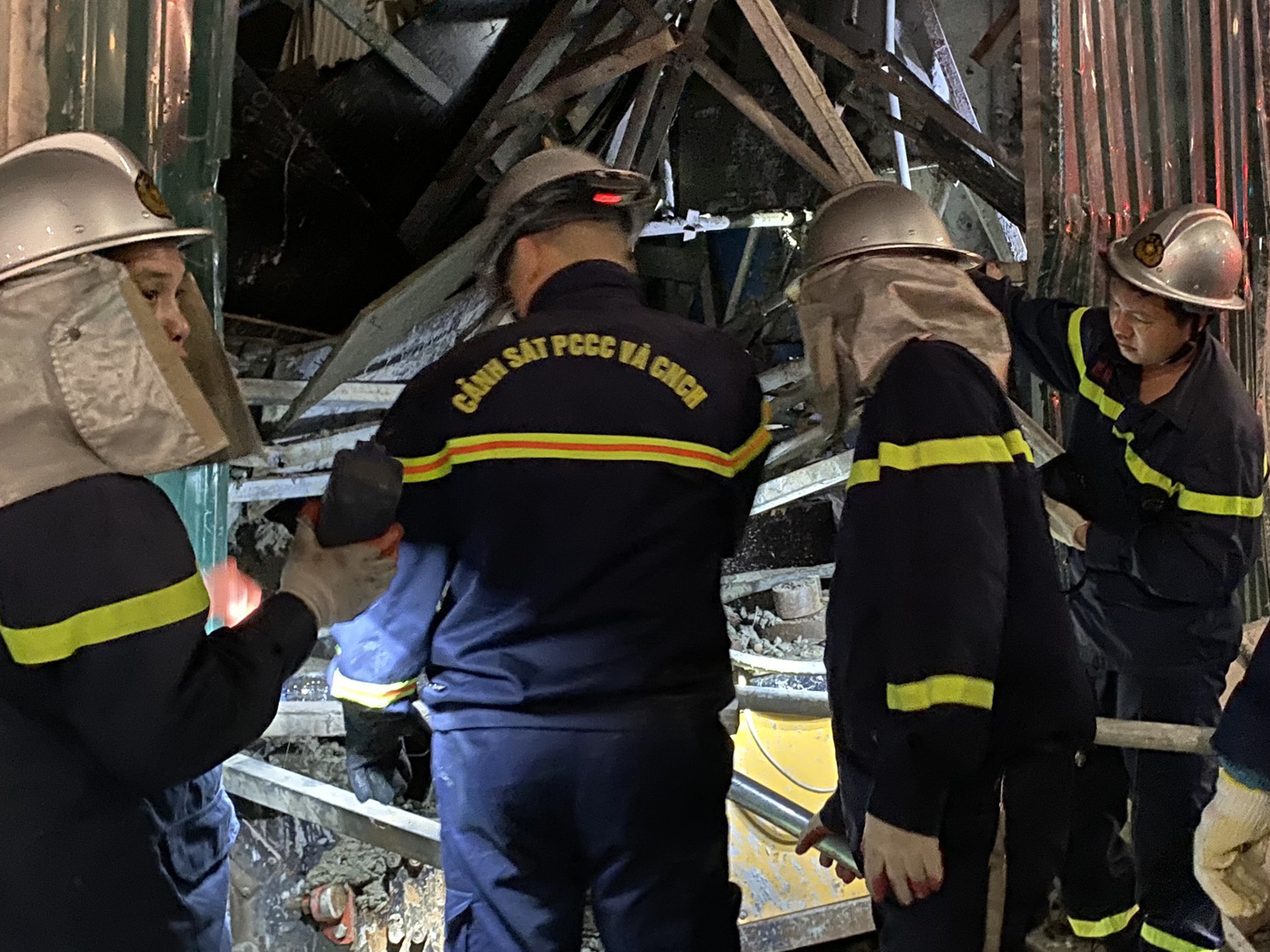 Giai cuu nguoi bi mac ket trong vu sap gian giao hinh anh