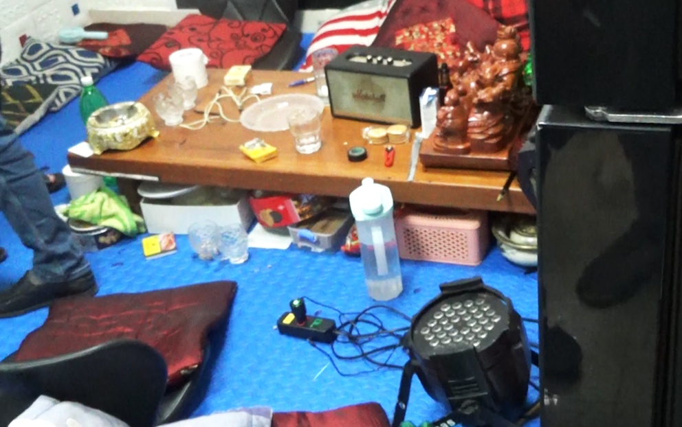 Canh sat ke luc dot kich phong 'bay' trong benh vien tam than hinh anh