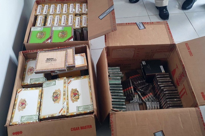 Canh sat noi ve thu doan buon lau xi ga cua cuu tiep vien hang khong hinh anh