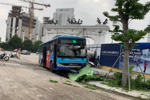 Xe buyt tong chet nguoi di bo hinh anh