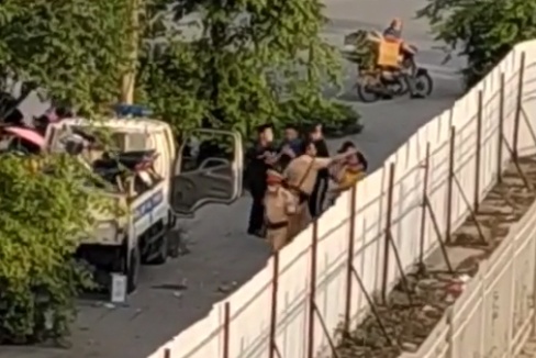 Video CSGT danh nguoi dan ong o chot 141 hinh anh