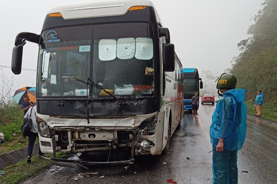 Oto con va cham xe khach, 2 nguoi chet hinh anh