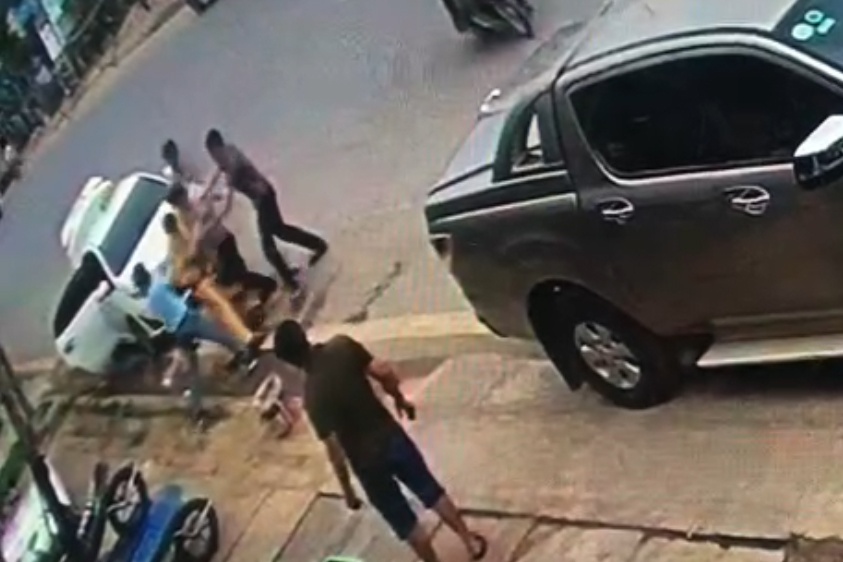 Video nghi can van chuyen ma tuy tan cong canh sat hinh anh