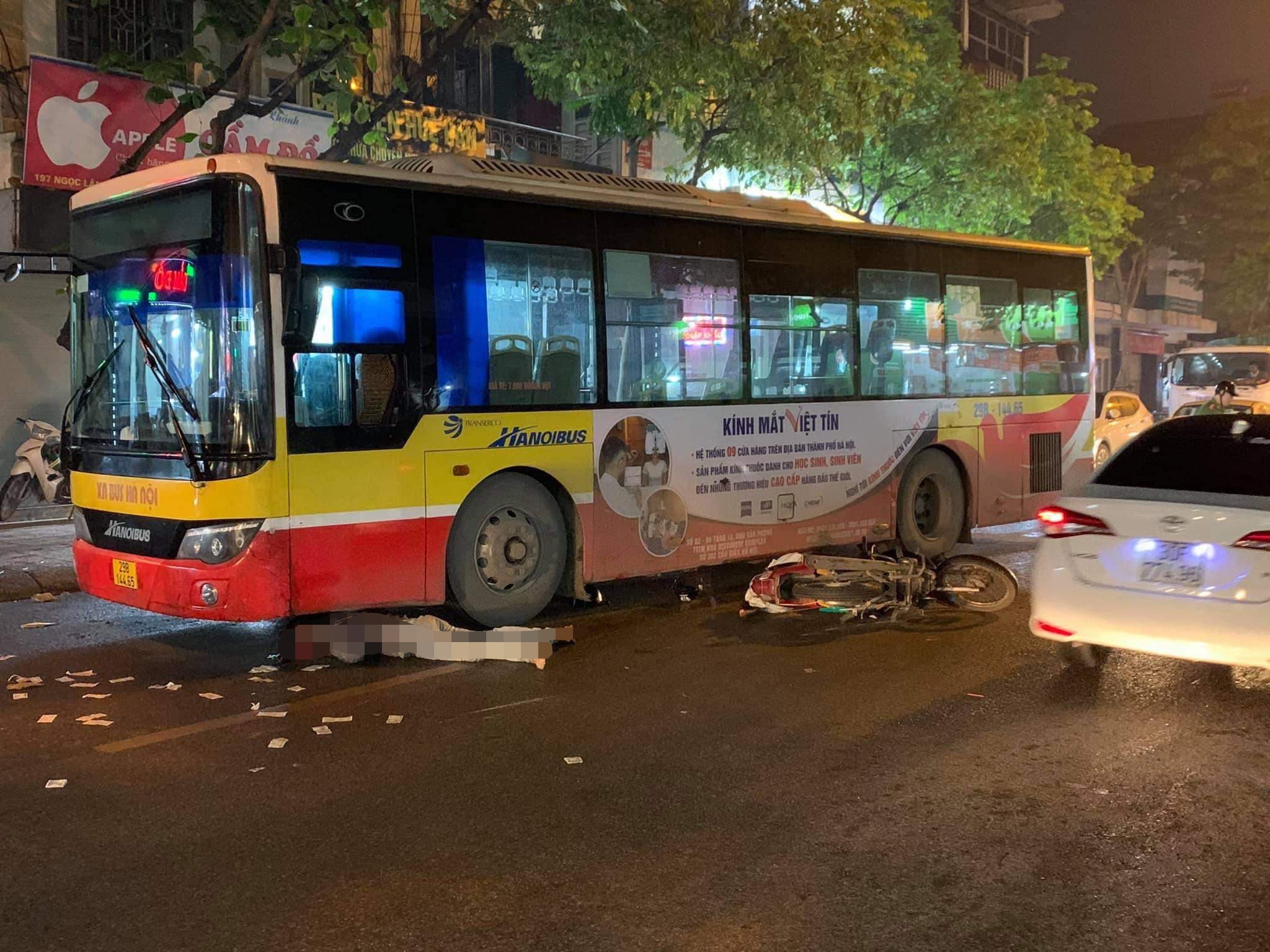 Nguoi dan ong tu vong duoi gam xe buyt hinh anh