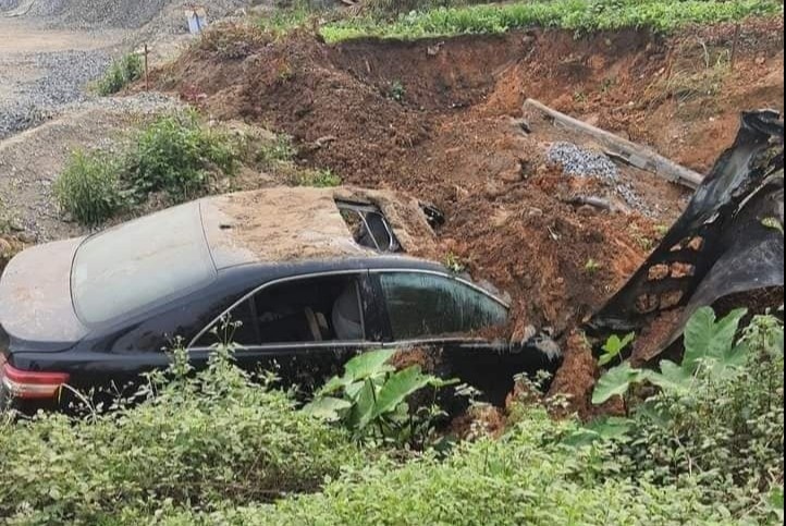 Nam cong nhan lai may xuc do cat dap lua, cuu 3 nguoi hinh anh