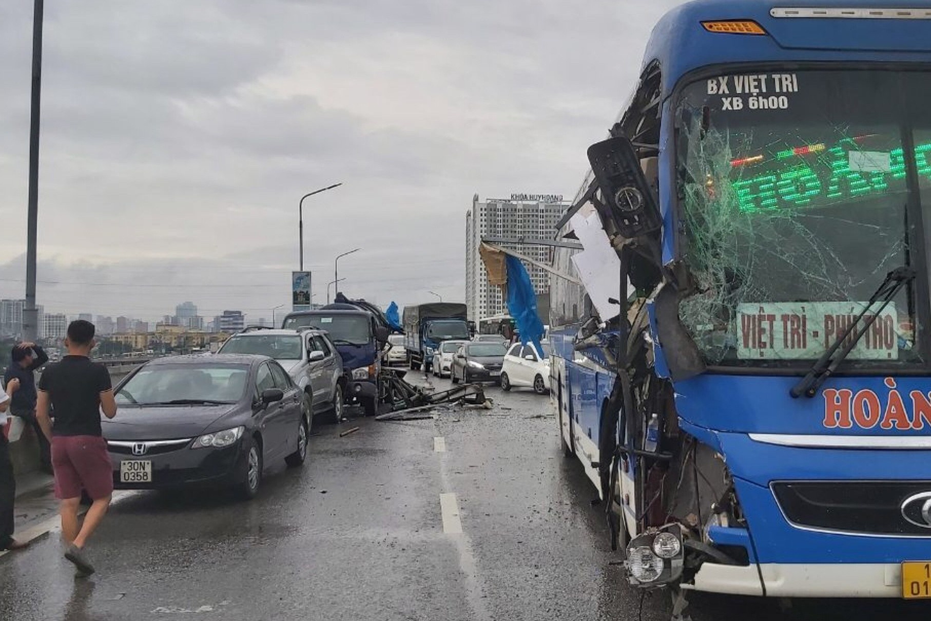 4 oto tong lien hoan, cau Thang Long tac ca 2 chieu hinh anh