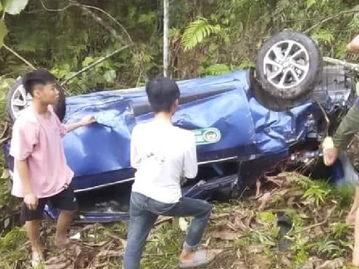 Oto vo nat duoi vuc sau gan 100 m hinh anh