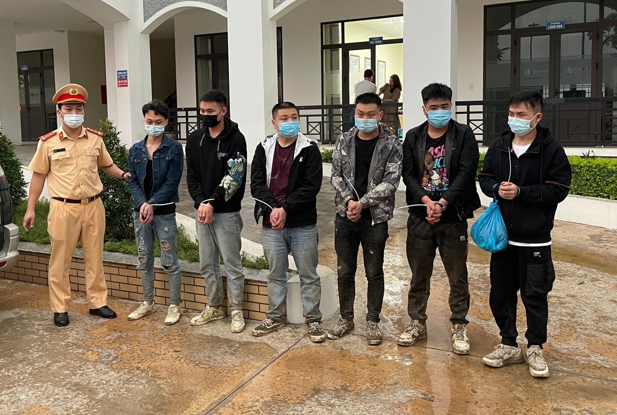 Bat giu 6 nguoi nhap canh trai phep tren cao toc hinh anh