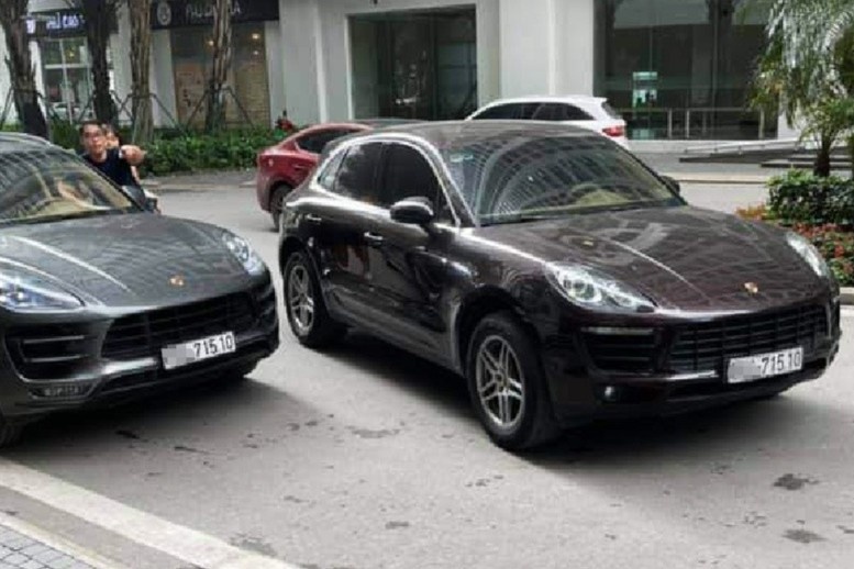 2 xe Porsche cung bien so 'gap nhau' o sanh chung cu hinh anh