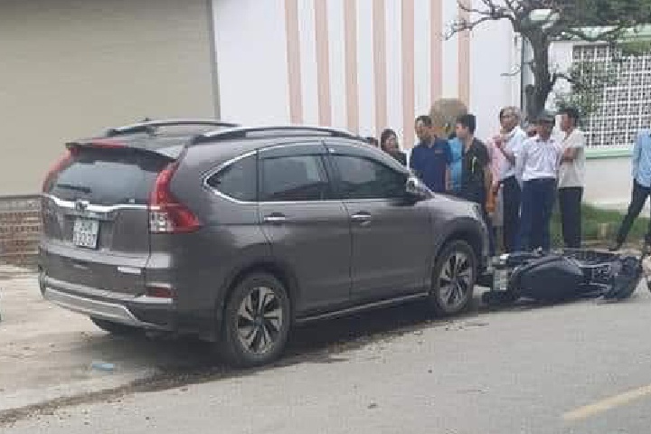 Khoi to nu tai xe lai oto tong chet 2 me con hinh anh