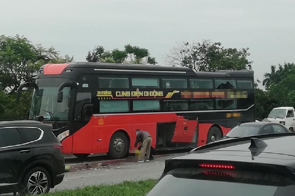 Phu xe khach bi oto dau keo tong tu vong hinh anh