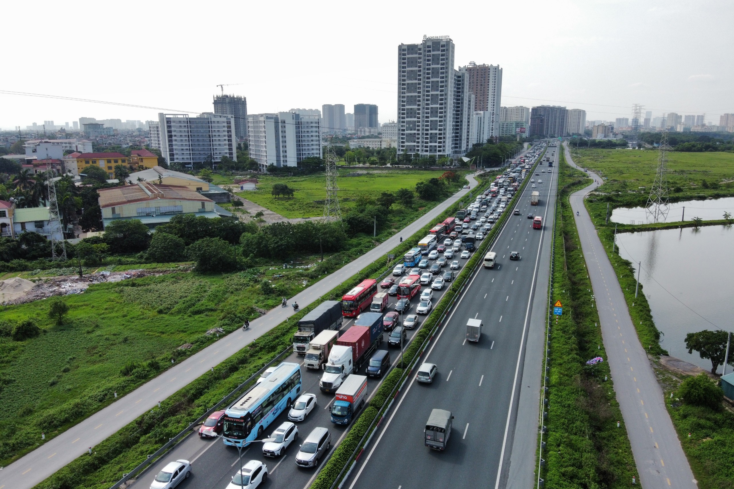 Cua ngo Ha Noi tac dai truoc ky nghi le hinh anh