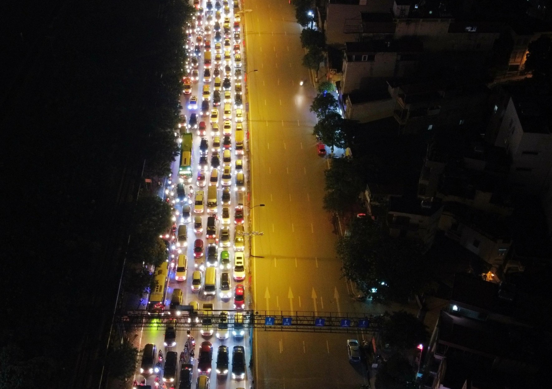 Cua ngo Ha Noi tac gan 10 km luc nua dem hinh anh