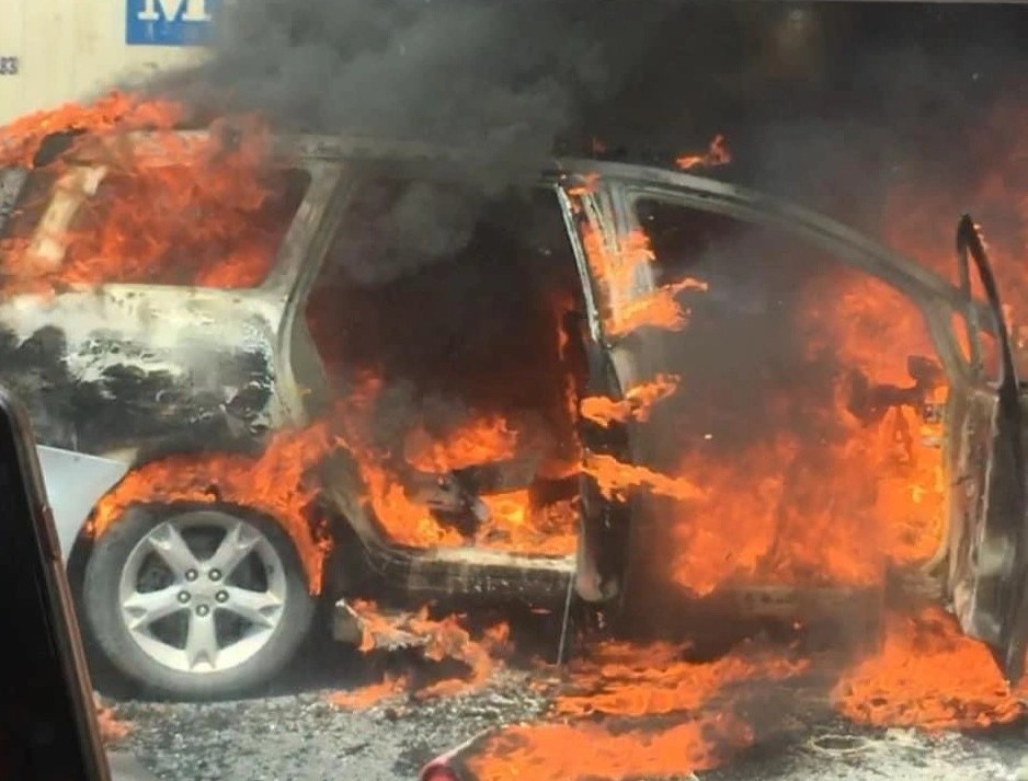 Oto boc chay, duong cao toc Phap Van - Cau Gie un tac 4 km hinh anh