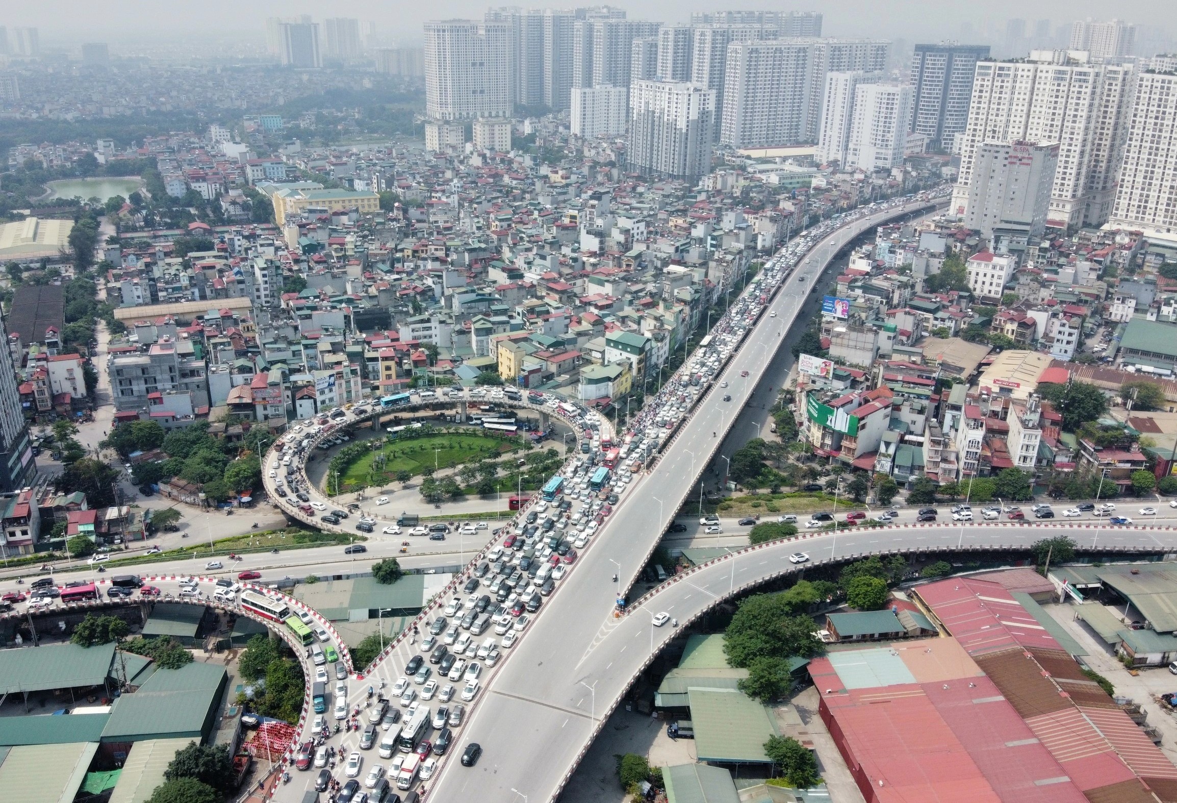 Cua ngo Ha Noi ket cung ngay 30/4 hinh anh