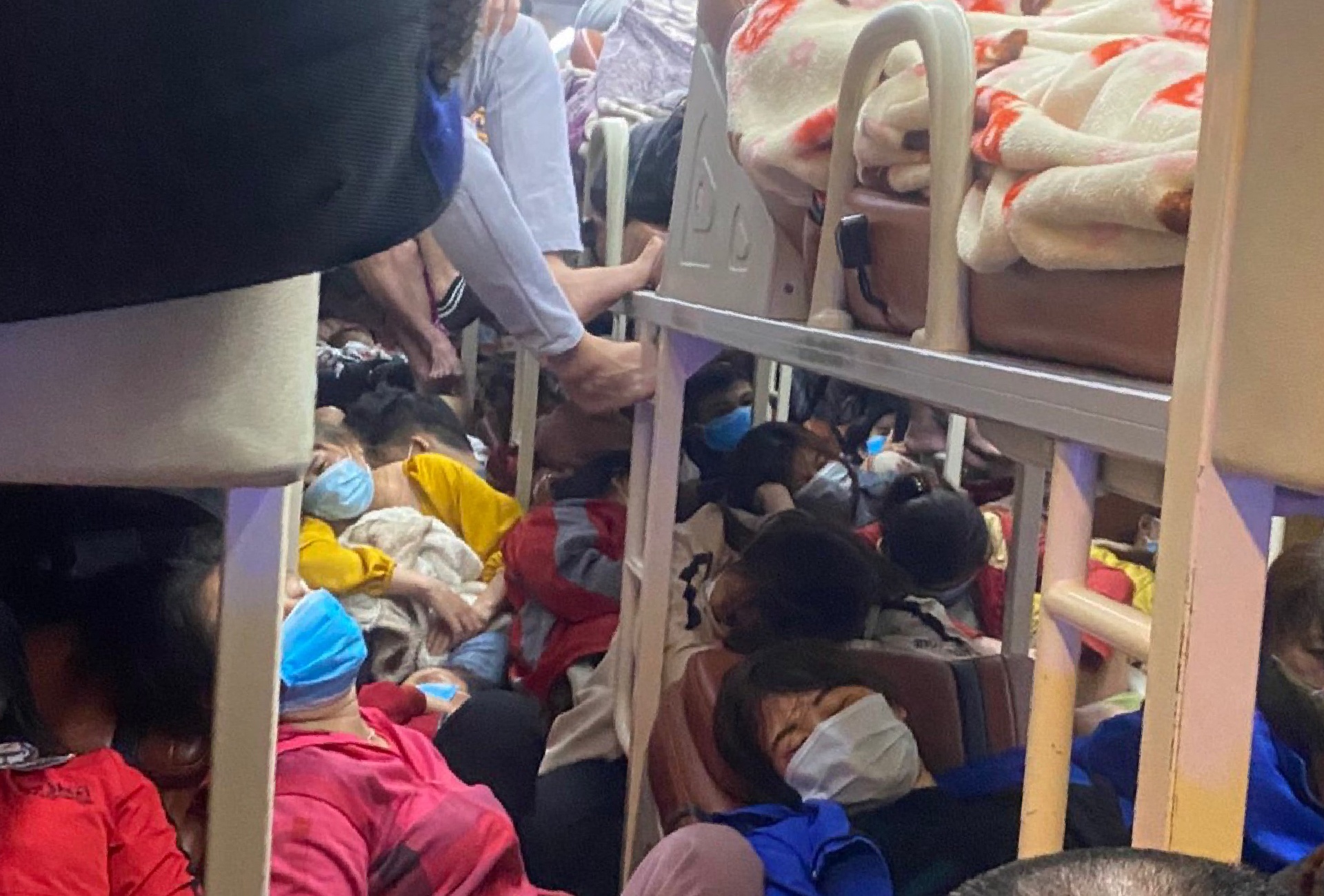 Nhoi nhet 95 nguoi xe khach anh 1