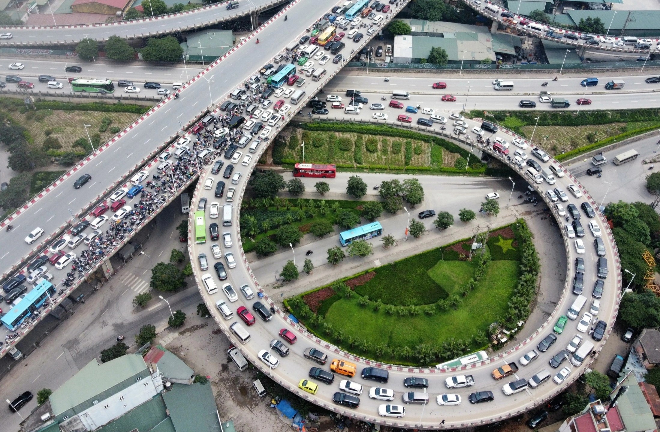 Hang dai xe co mac ket o cua ngo Ha Noi hinh anh