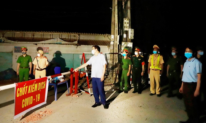 Vinh Phuc phong toa them mot thon trong dem hinh anh