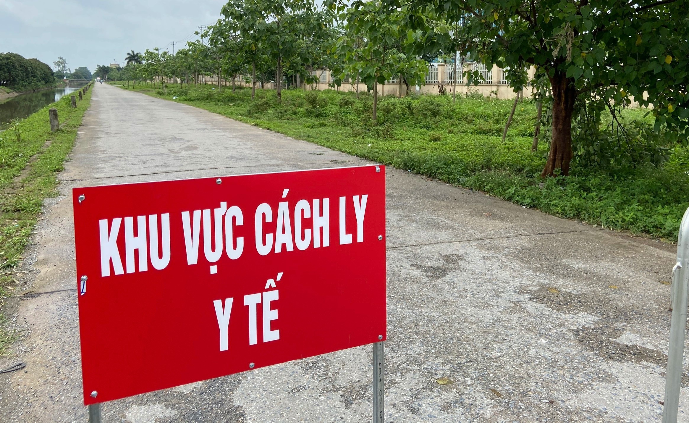 Cach ly Benh vien Quan y 105 sau khi ghi nhan ca mac Covid-19 hinh anh