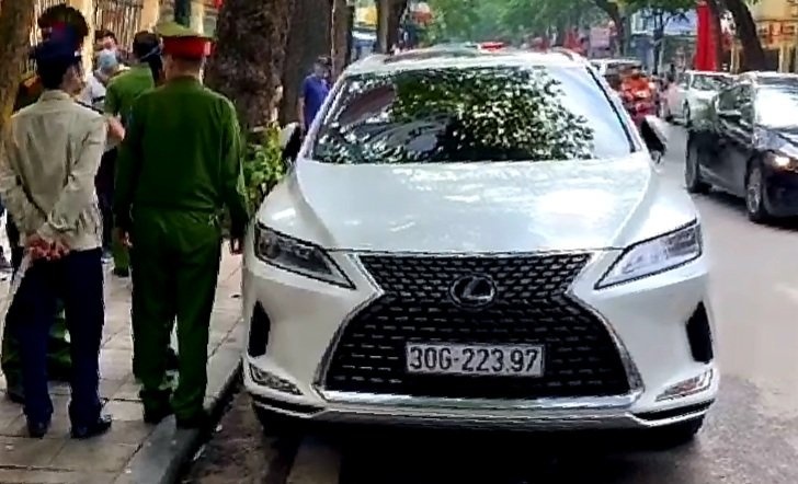 Do xe Lexus trai phep, tai xe thach thuc 'biet xe cua ai khong ma cau' hinh anh