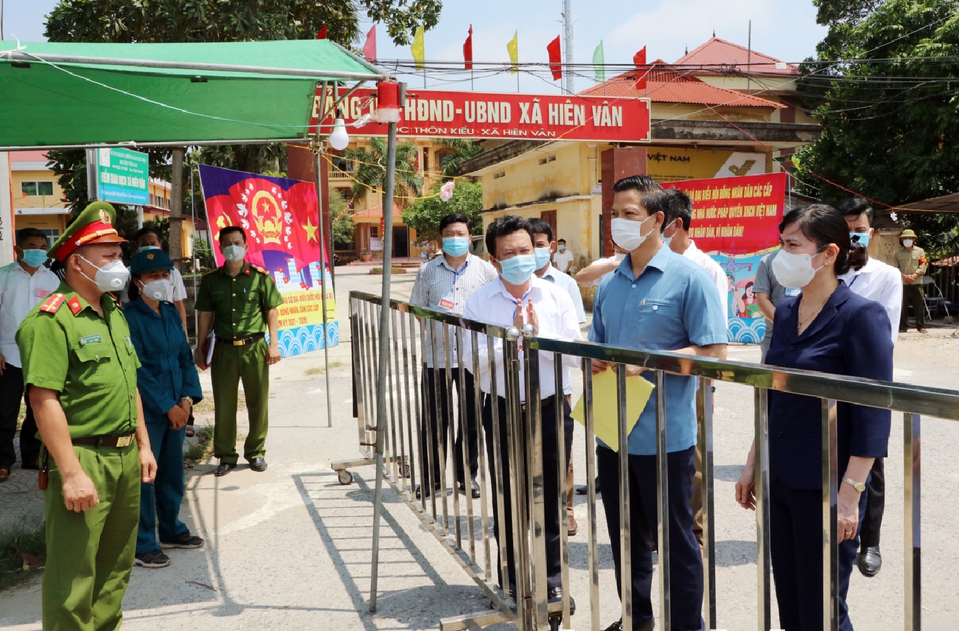 Phun thuoc sau bang may bay Bac Ninh anh 1