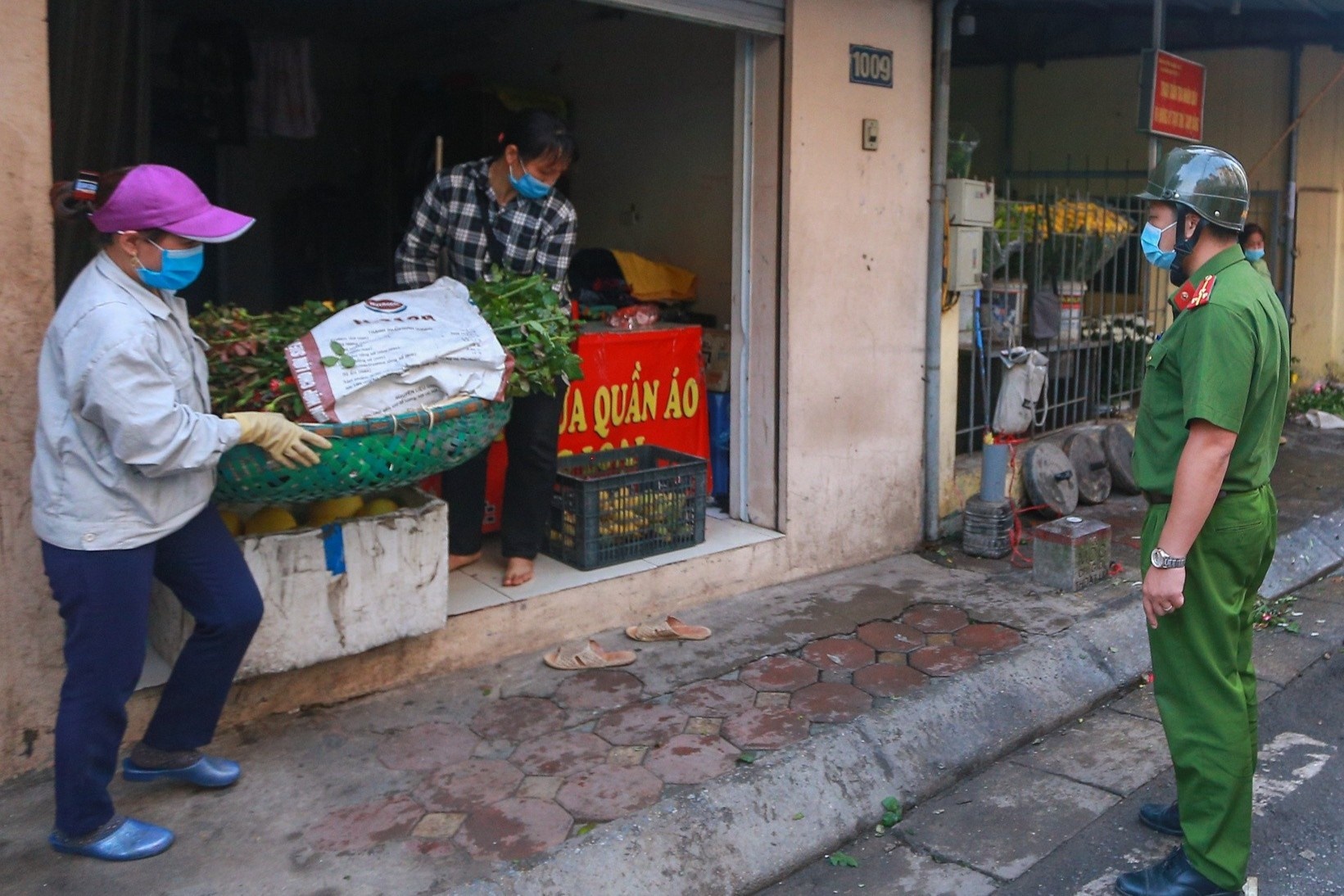 Tieu thuong cho coc voi va don hang khi cong an xuat hien hinh anh