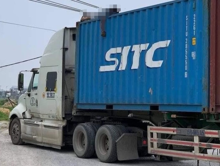 Go day dien mac vao xe container, tai xe bi dien giat tu vong hinh anh