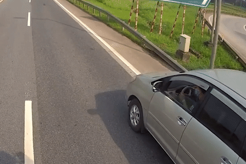 Phat nu tai xe lui oto tren duong cao toc Ha Noi - Thai Nguyen hinh anh