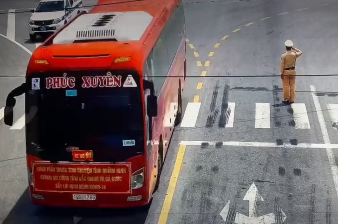 CSGT Bac Giang dung nghiem chao doan chi vien chong dich tu Quang Ninh hinh anh