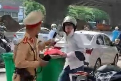 Cam gach tan cong CSGT, nam tai xe bi khoi to hinh anh