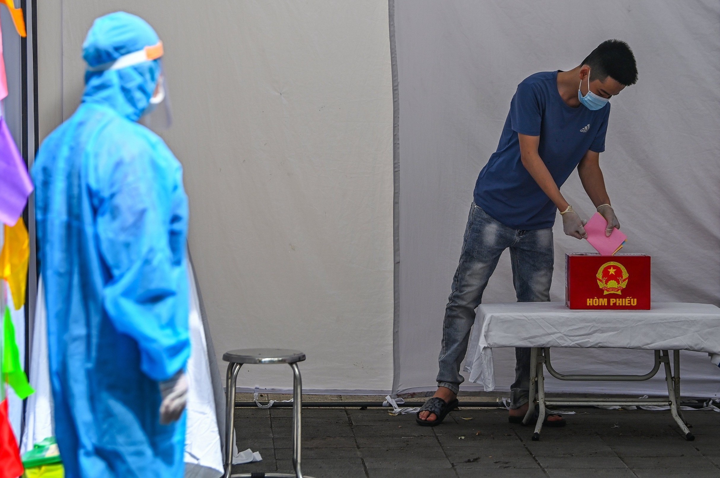 Dien tap phuong an nghi co nguoi mac Covid-19 tai diem bau cu hinh anh