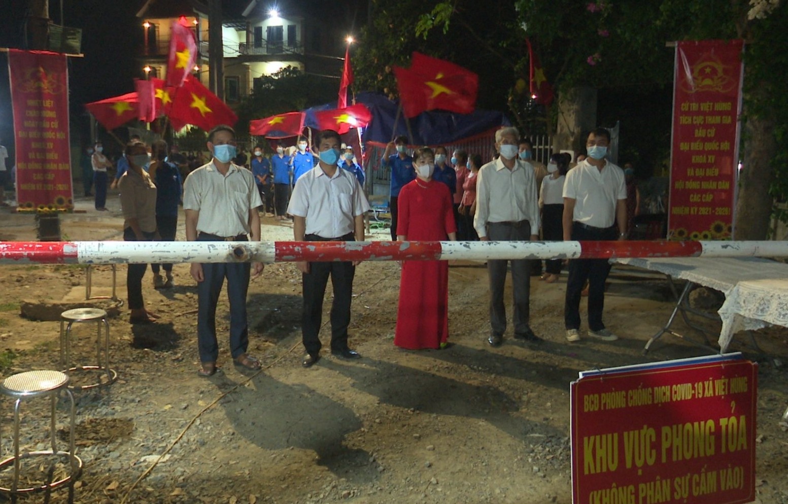 Ha Noi do phong toa khu vuc hon 2.000 dan hinh anh