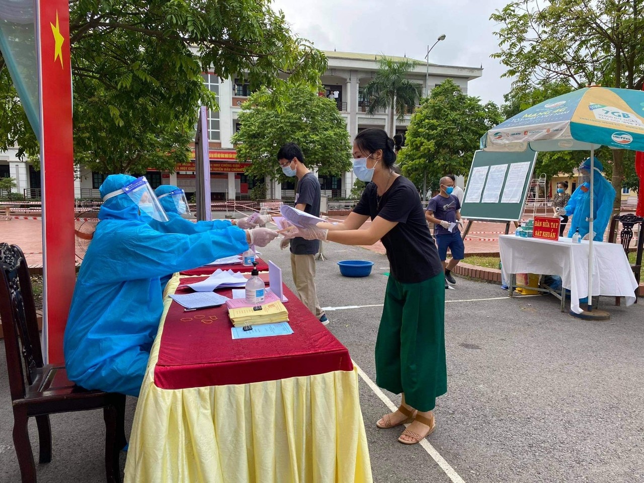 Bau cu vung dich Covid-19 anh 13