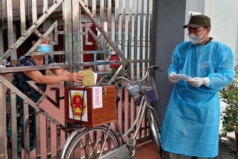 Dap xe cho hom phieu toi tan nha nguoi dan vung tam dich hinh anh