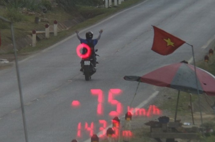 Buong 2 tay khi lai xe, tai xe bi phat hon 8 trieu dong hinh anh