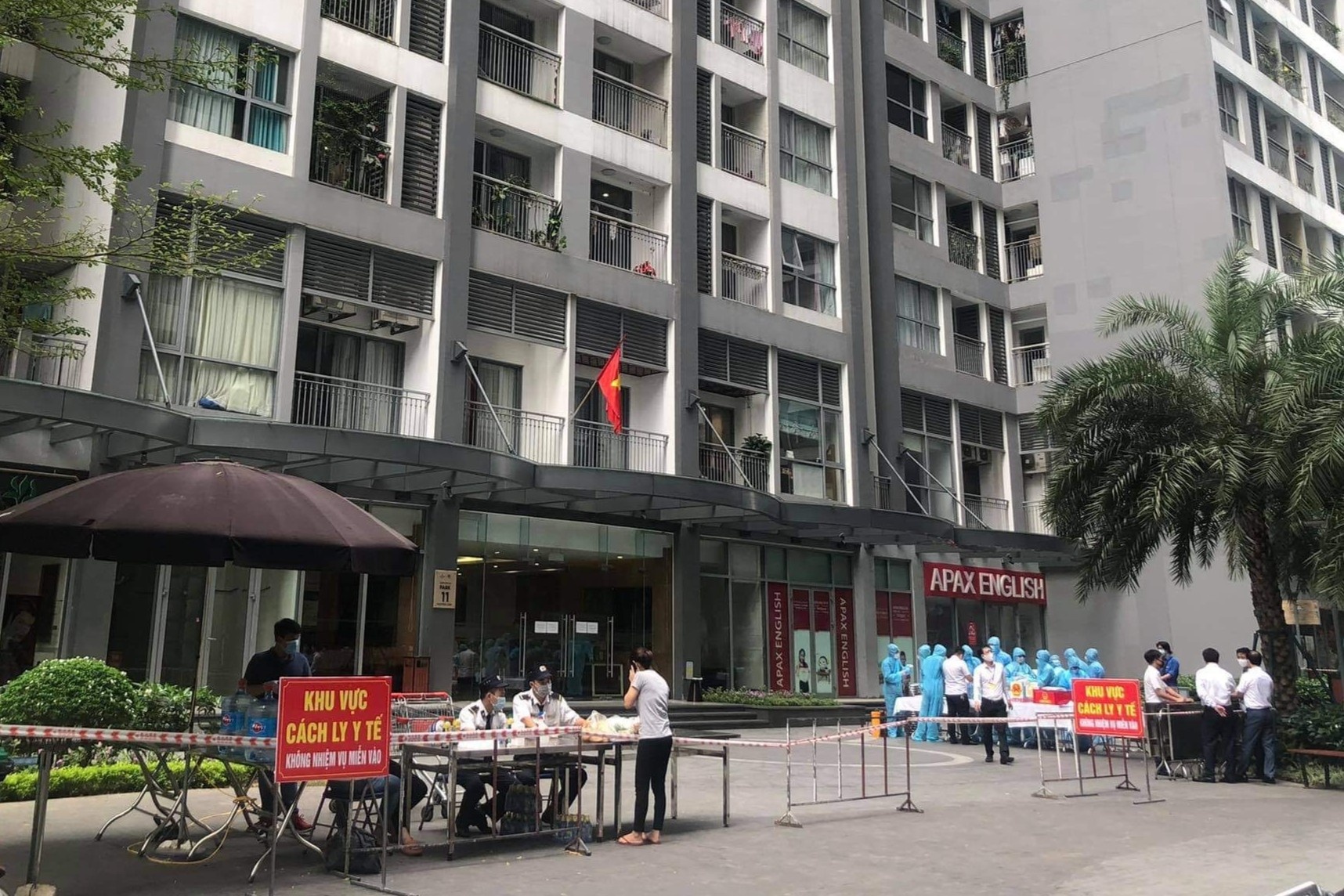 Tam phong toa toa Park 11 Times City vi nghi co ca mac Covid-19 hinh anh