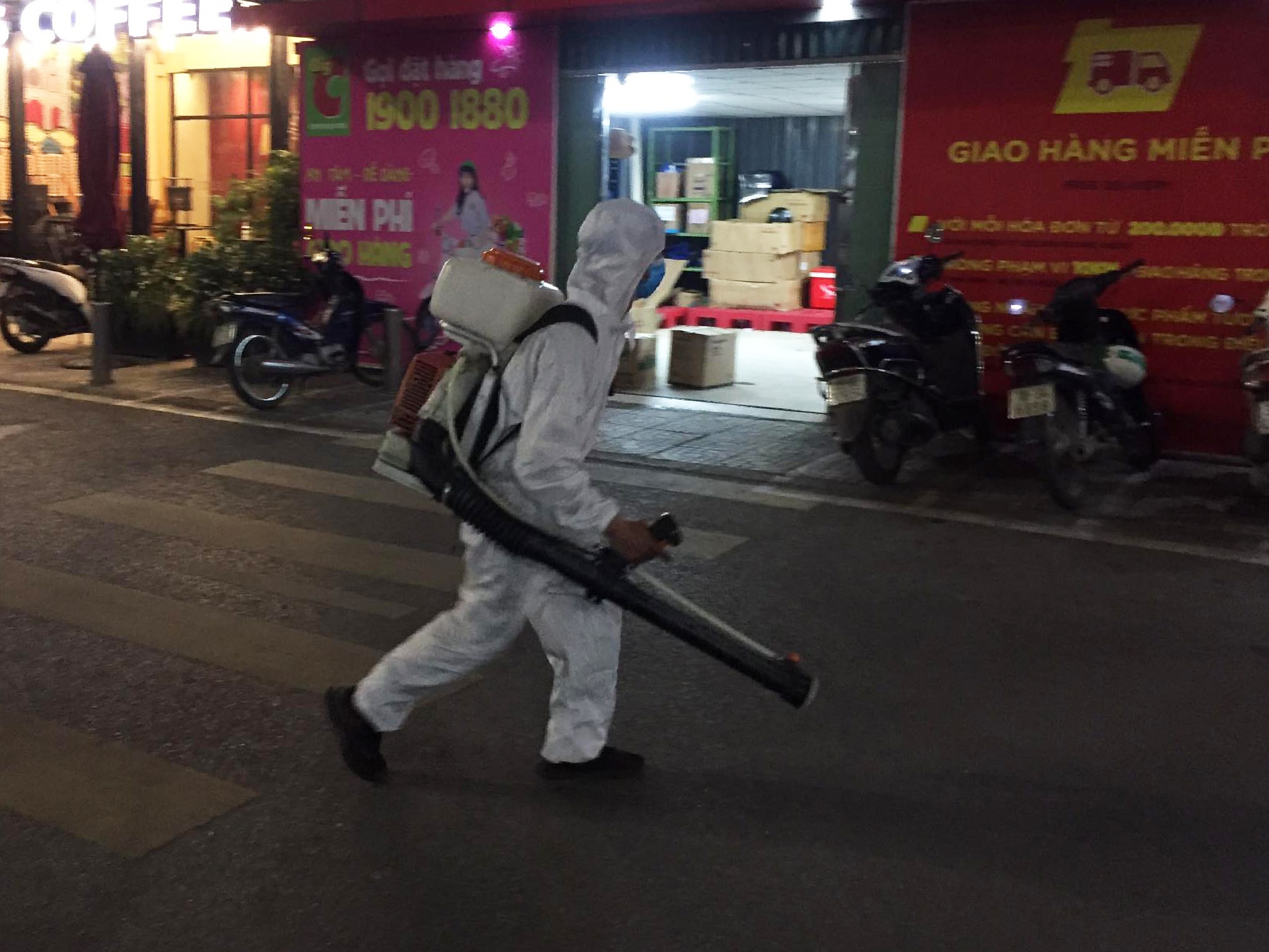 Dong cua Big C Thang Long anh 1