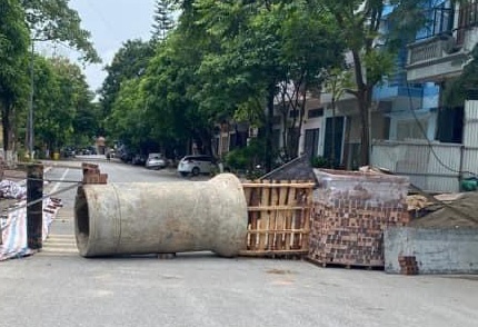 TP Bac Ninh xep gach, ong be tong ngan duong, kiem soat dich Covid-19 hinh anh