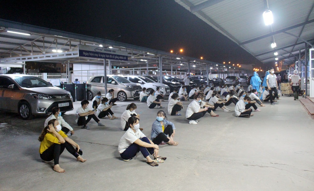 Nu cong nhan di lam 3 cong ty anh 2