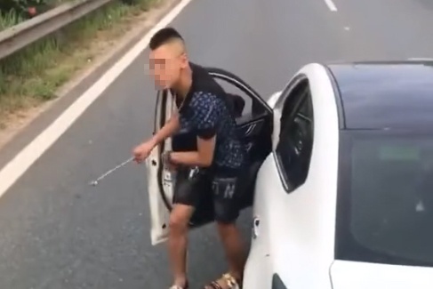 Tai xe dung xe tren cao toc de giai quyet mau thuan hinh anh