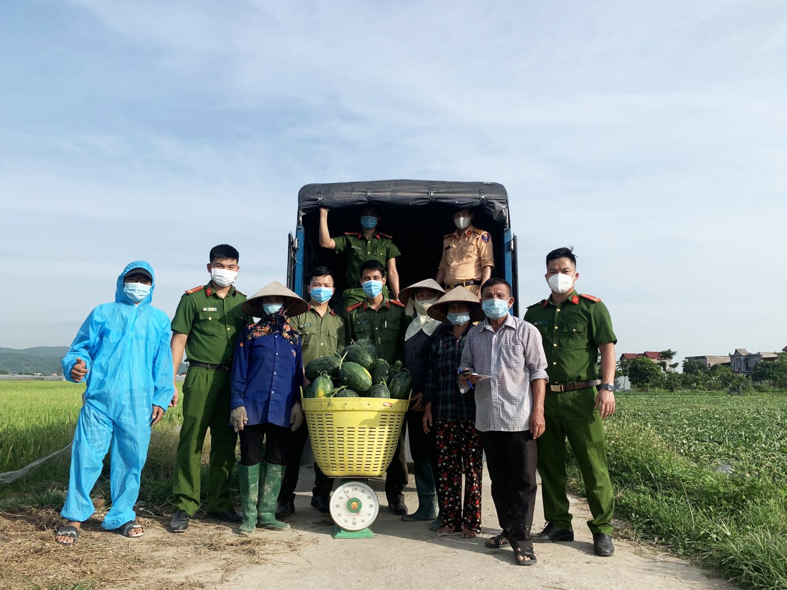 Cong an thu hoach dua hau giup nguoi dan dich Covid-19 anh 4