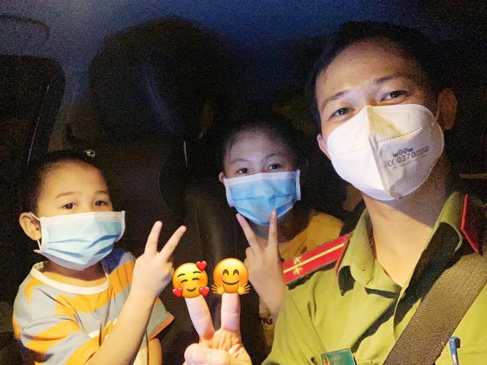 Bo me di chong dich, 2 chi em tu cham nhau suot nua thang hinh anh