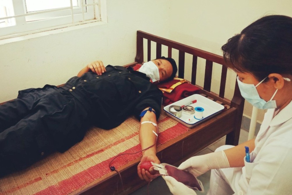 Canh sat hien mau cuu chau be trong khu phong toa o Bac Giang hinh anh