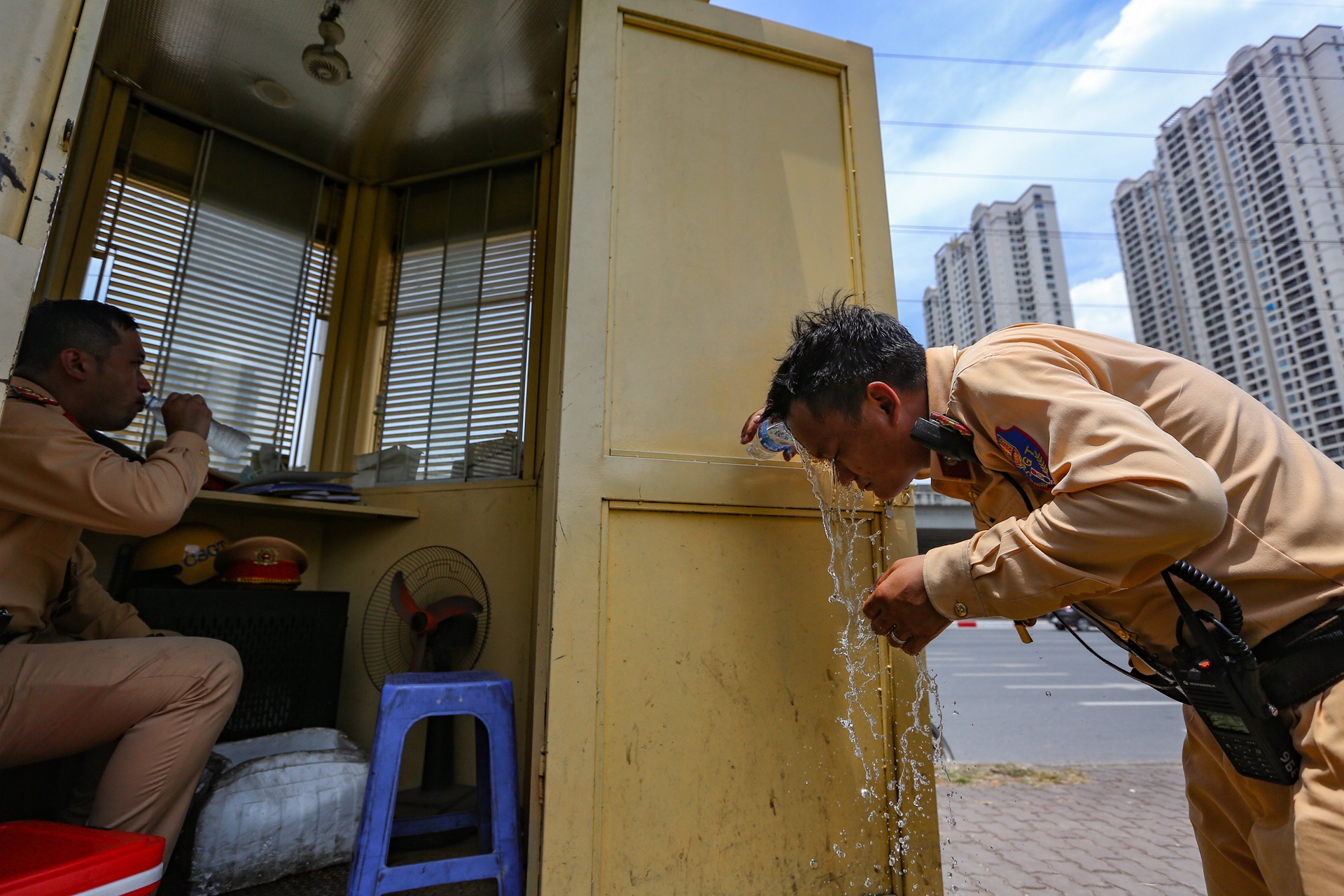 CSGT nang nong anh 11