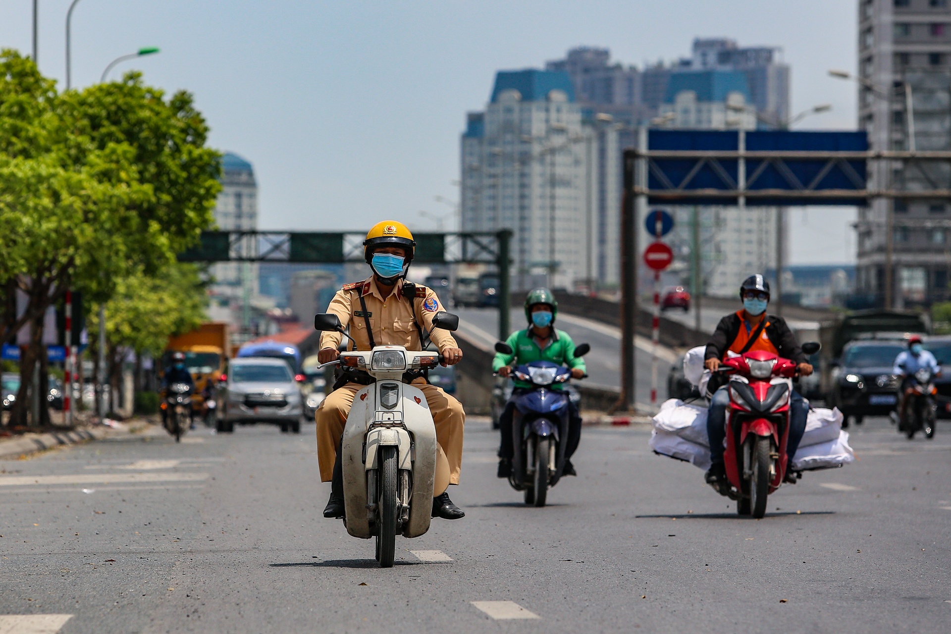 CSGT nang nong anh 17