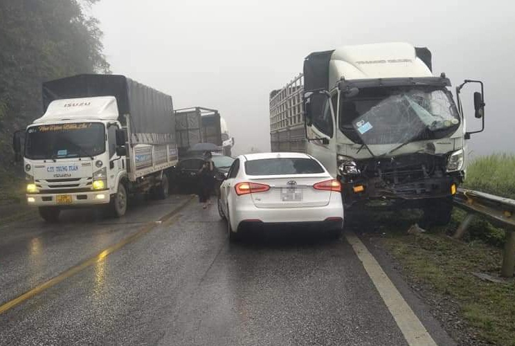 9 oto tong lien hoan, quoc lo 6 un tac hinh anh