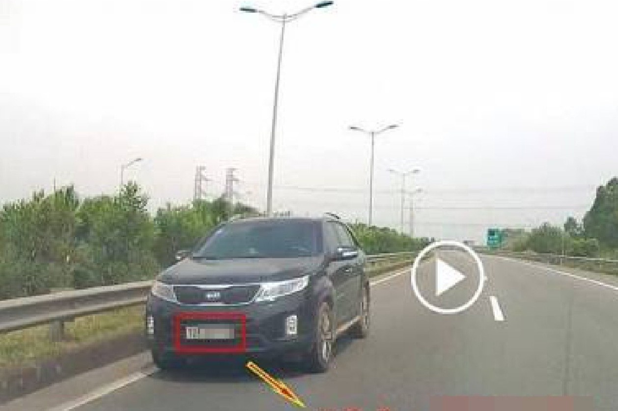 Oto chay nguoc chieu tren cao toc hinh anh