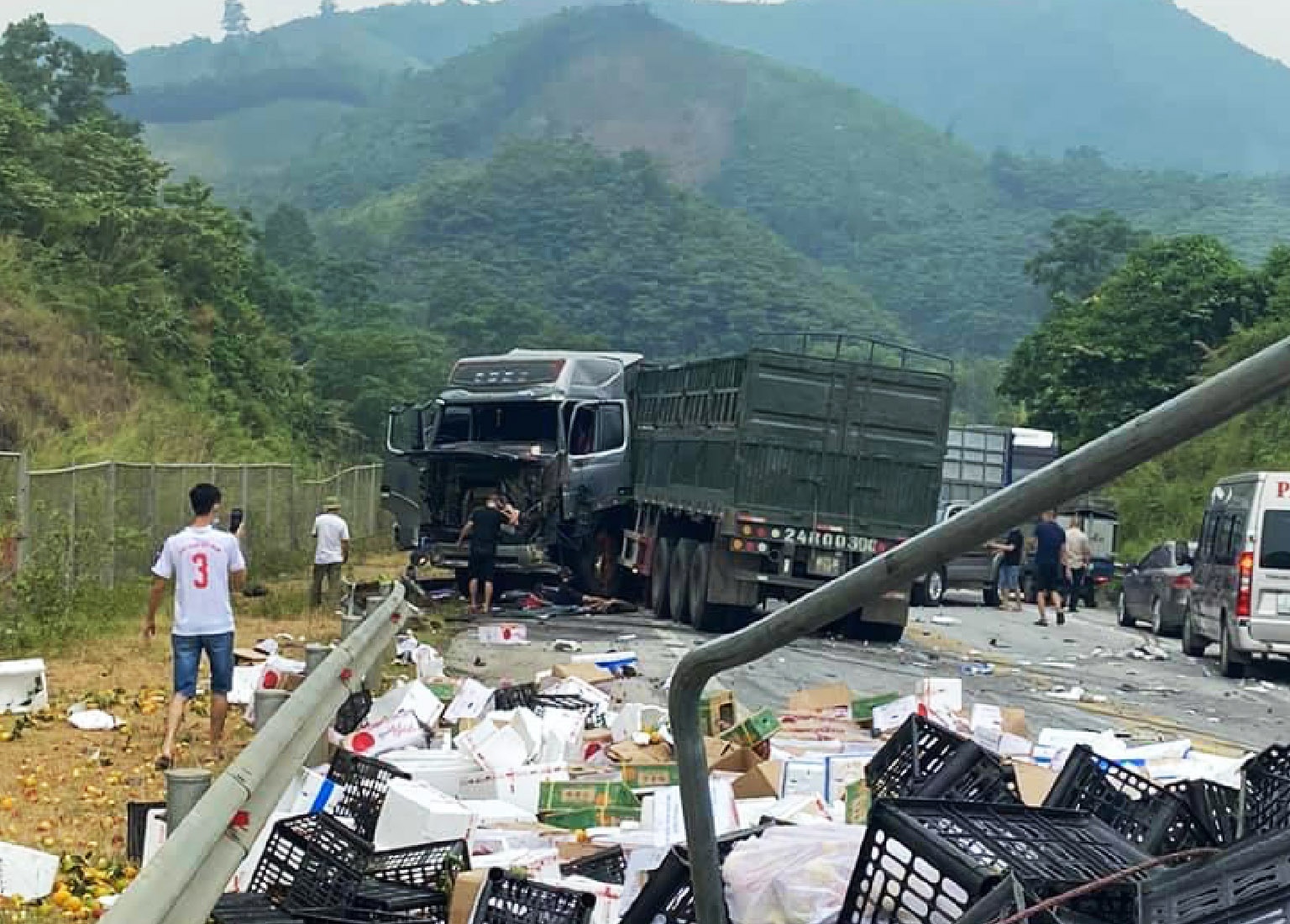 Tai nạn 4 xe cao tốc Nội Bài Lào Cai ảnh 1 Tai nan 4 xe cao toc Noi Bai Lao Cai anh 1